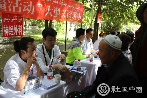 中国人民解放军总医院张军医生给患者看病