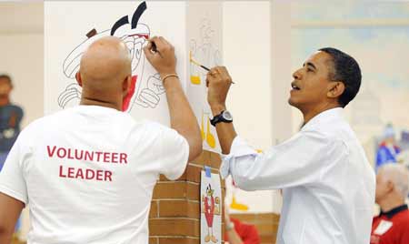 奥巴马总统热心志愿服务，在经济危机期间，他签署一项法律，规定增加拨款五十七亿美元，用于资助更多的社区服务。
