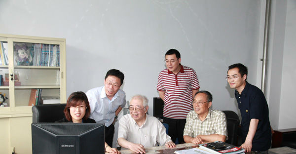 张存浩院士（左三）在中国科学院大连化学物理研究所（2013年7月摄）。