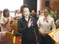 第一夫人彭丽媛慈善路:艾滋儿童的“彭妈妈”