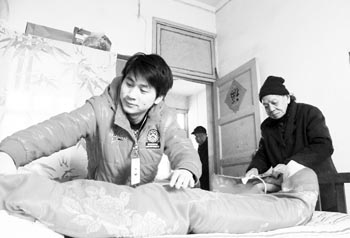 1月17日上午，西园街道社工刘刚来到美虹社区天鹅花园小区独居老人洪龙珍家里，帮老人打扫卫生、按摩、陪她话家常。