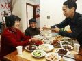 新疆民政厅开展“领孤儿、孤老回家过年”活动