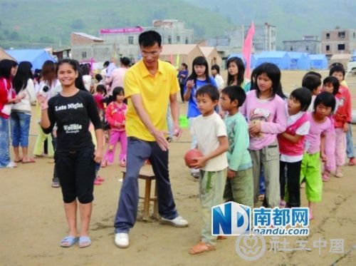 <p>    刘创新在灾区组织孩子们开展活动。受访者供图</p>