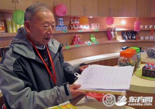 89岁老人王根泉已经在“老克勒烟纸店”当了快两年的“经理”，他思路清晰，语言表达更是没有任何问题。
