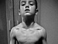 爱尔兰8岁男童亮腹肌 被称正太版施瓦辛格