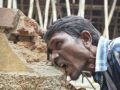 印度男子爱吃砖石泥土 每天至少吃6斤