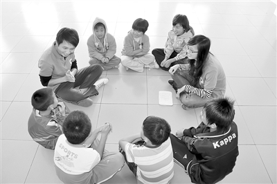 社工系学生开展孤贫儿童慰问活动