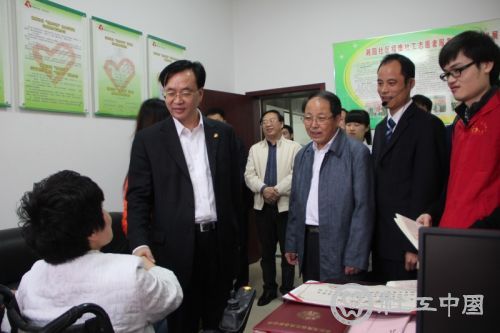 李友志副省长与李丽老师亲切握手交谈。