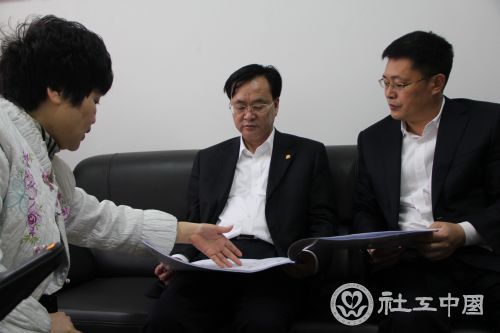 李友志副省长详细听取有关湖南省未成年人心理健康辅导总站的规划布局。
