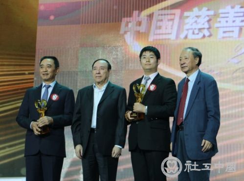 司马义艾买提（左二）、徐瑞新（右一）为获奖企业颁奖
