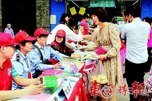 上岗党员在桥东街道荷乡社区现场设岗为居民提供便民服务。 《东江时报》记者香金群 摄