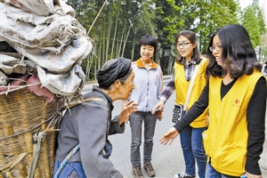 深圳援建雅安社工中心的社工到三友村走访，了解村民需要并提供帮助。
