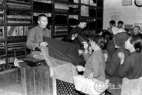 1958年人口_1958年,邓颖超和青年报人合影-中国共青团