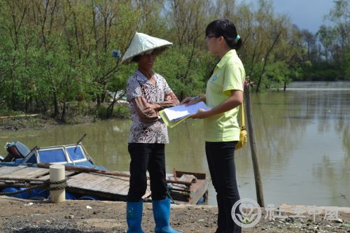 图一：尚义社工与坡塘村妇女进行访谈
