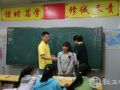 北京社工服务队与板房学校“一对一”结对子