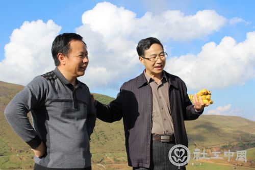 云南省民政副厅长（右）、鲁甸县民政局局长（左）分别发表讲话
