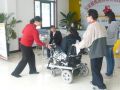 社工义工携手探访社区残疾人 慰问20户残友家庭