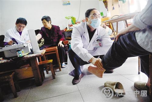 10月14日，渝北区龙脊新村社区，志愿者在居民家中为老人检查身体。