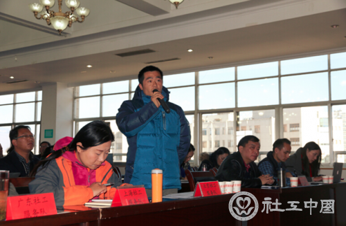 （图注：服务队队长杨宝伟在会议上结合实施的助推云南本地社工发展“以项目促学习，以学习带项目”的工作措施做了汇报）
