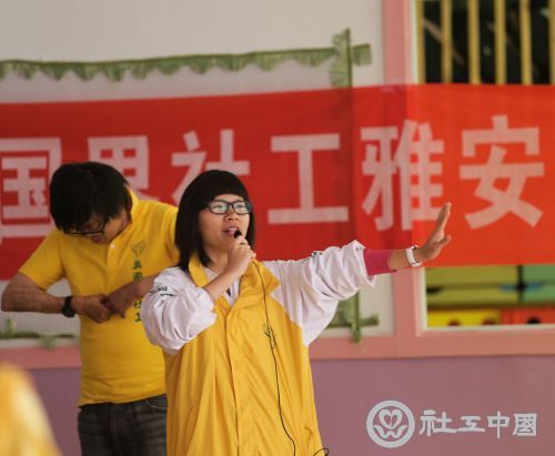 雅安地震一个月后，香港无国界社工四川省服务主任江紫红到天全县城里的幼儿园给老师提供减压活动。