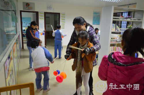 社工教青少年学习空竹基本抖发