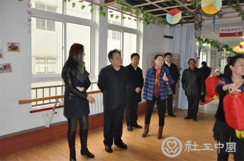 赵蓬奇副会长到潍城区南关街道人民商城社区视察