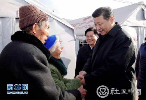 这是1月19日，习近平来到鲁甸县小寨镇甘家寨红旗社区过渡安置点，看望邹体富老两口。