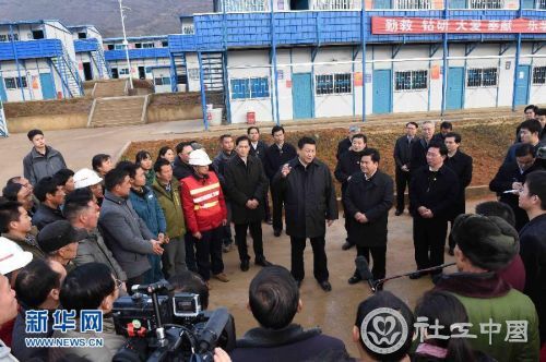 这是1月19日，习近平在鲁甸县龙头山镇板房学校，看望慰问受灾群众代表和抗震救灾先进工作者代表。