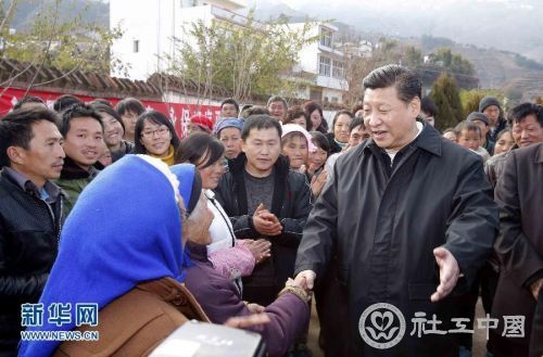 这是1月19日，习近平离开鲁甸县小寨镇甘家寨红旗社区过渡安置点时，同围拢过来的群众握手。