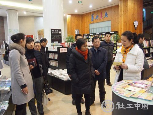 团上海市委组织的面对面活动中，人大代表、政协委员们走访静安区青年中心。