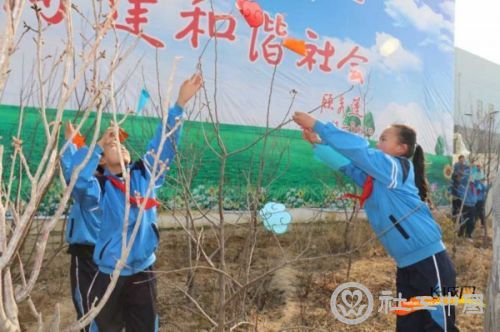 　　孩子们将自己的心里话写在卡纸上，并挂在新栽种的小树上，种下了自己的心声和希望。