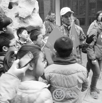 4月4日,大明湖,历下区传统文化保育社区服务项目老导游为孩子们讲述老济南故事。　　　　　记者　董广远　摄
