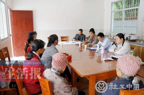 叶晓萍（里排右一）在东兰养老院开调研会议