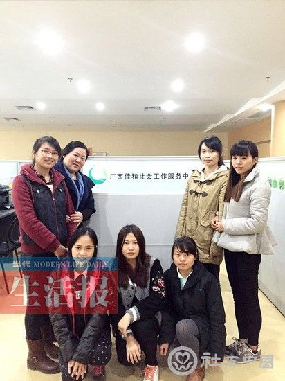 叶晓萍（后排左二）和她的社工队伍 （图片由受访者提供）
