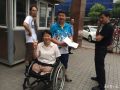 汶川地震“截肢妈妈”坐轮椅与丈夫同场考社工