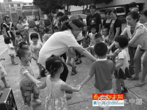新莞人幼儿学堂的社工和孩子们玩游戏。受访者供图