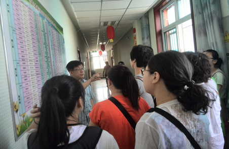 杜勇院长在宁夏儿童福利院永宁县家庭寄养服务中心结合当地实际情况为代表们介绍家庭寄养工作经验。