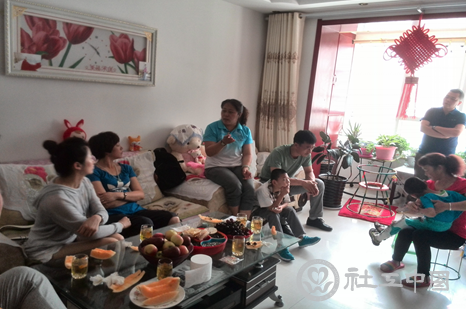 宁夏儿童福利院家庭寄养服务中心副主任王津在带领吉林代表们走访寄养家庭，并为大家做详细家庭寄养工作管理经验。