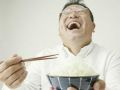 调查报告显示中国超四成家庭“吃饭配电视”