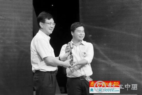 中山市市委书记薛晓峰给刘明亮颁发冠军奖座。