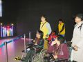 江门志愿者与社工结对 19名重度残疾人到广州开眼界