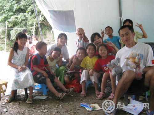图：陈词（右1）与青川乔庄帐篷学校的孩子们一起