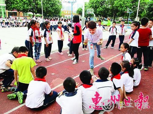 学生分组玩游戏。
