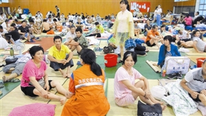 今年8月，“妮妲”台风来袭，灾害社工在学校安置点慰问群众、访问需求。