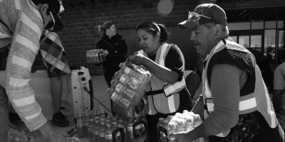 红十字会工作人员在发放救灾食品和水_b