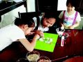 惠州社工教孩子辨识五谷杂粮 珍惜粮食从小做起