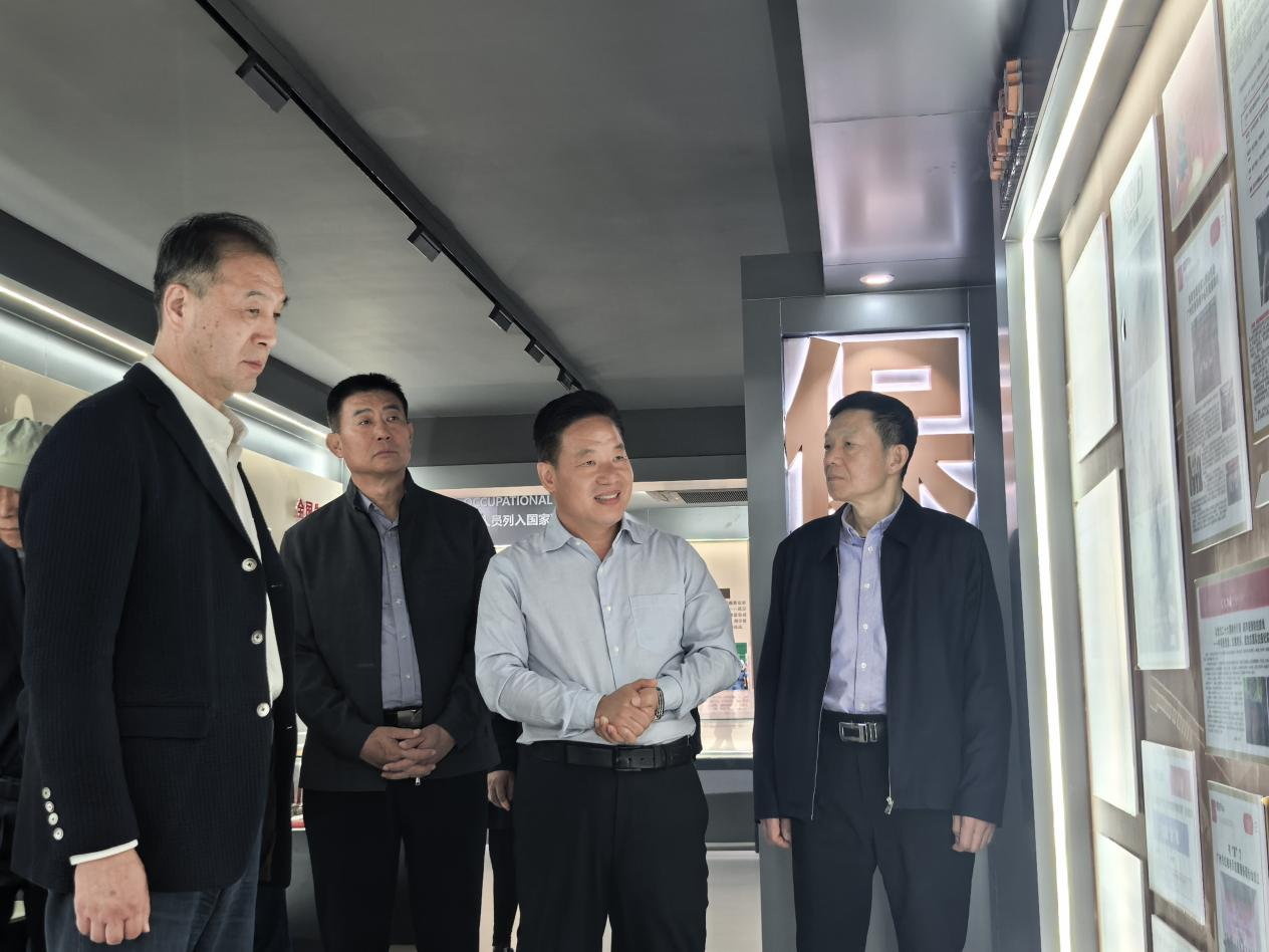 图：中英保集团负责人介绍军创企业发展历程与志愿服务卓越成效