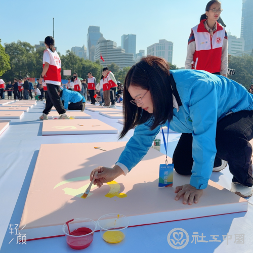 大德社工代表与青少年、家长、志愿者共同绘制旗帜